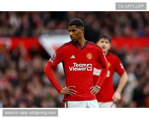 曼联在禁区左侧连续创造机会，拉什福德劲射被扑